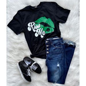 “Kiss Me” St. Patrick’s Day Lips Boyfriend Baby Basic Tee Shirt Green Black