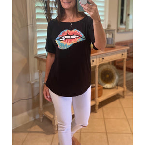 “Kiss Me Goodbye” Tie Dye Sexy Lips Scoop Neck Short Sleeve Retro Dressy Tee Shirt Top Black