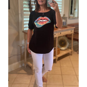 “Kiss Me Goodbye” Tie Dye Sexy Lips Scoop Neck Short Sleeve Retro Dressy Tee Shirt Top Black